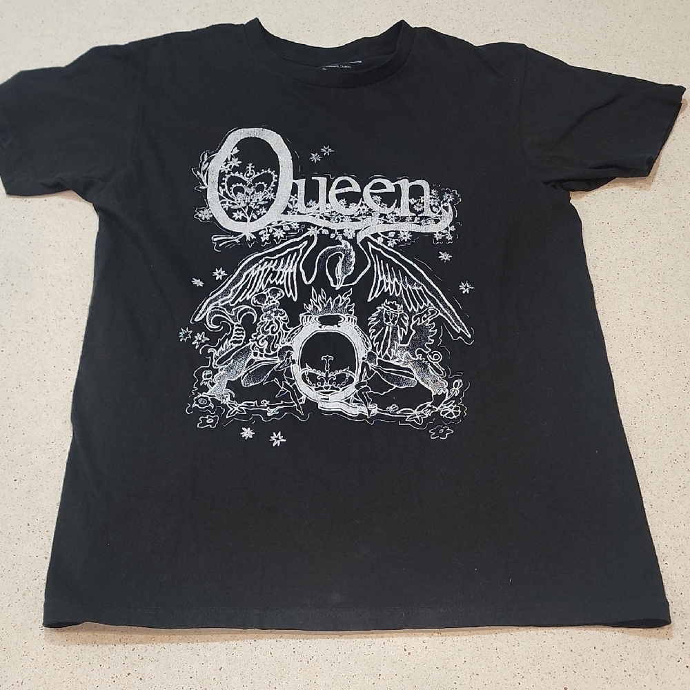 Queen Black Graphic T-Shirt Small